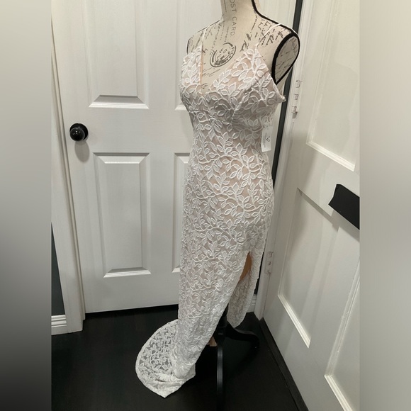 NWT WINDSOR WEDDING PROM COCKTAIL HIGH SIDE SLIT NUDE AND WHITE LACE GOWN - Picture 4 of 11